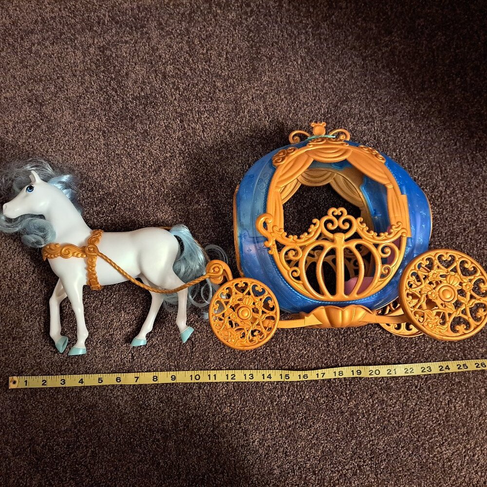 Disney Princess Cinderella’s Rolling Carriage & Horse with Brushable Mane & Tail - Picture 3 of 9